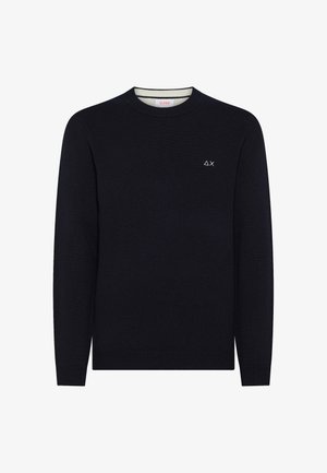 Dunkelblaues Rundhals-Pullover aus weichem Material, mit einem kleinen weißen Logo auf der Brust sowie gerippten Bündchen und Saum. Einfaches, minimalistisches Design.