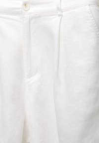PULL&BEAR RUSTIC - BERMUDA - Pantaloni scurți - white