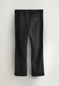 Zwarte polyester broek met een elastische tailleband, een vlakke voorkant en een enkele achterzak met een knoop. Soepele textuur, recht gesneden pijpen.