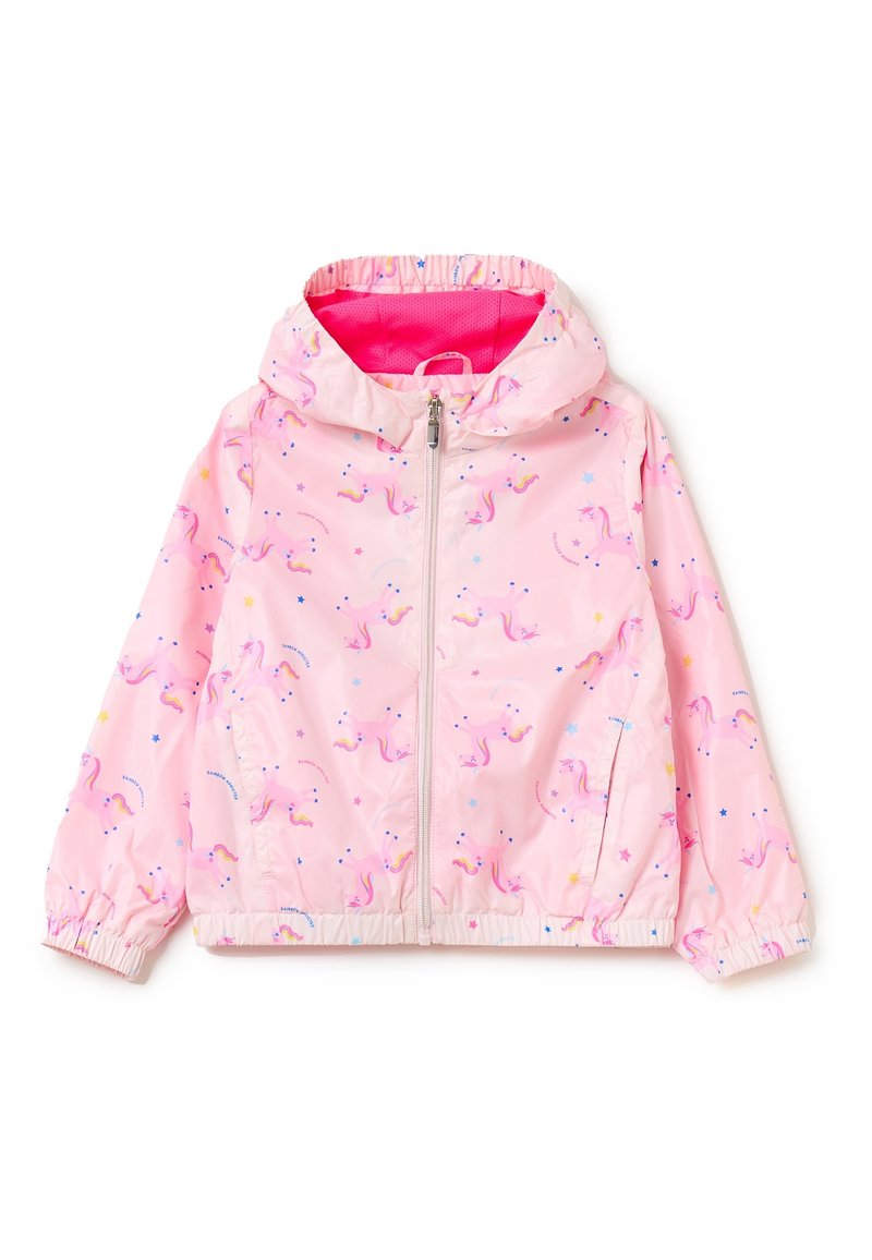 Chaqueta impermeable de color rosa claro, con cremallera frontal, puños elásticos y capucha, que presenta un patrón de unicornios y estrellas por toda la prenda.