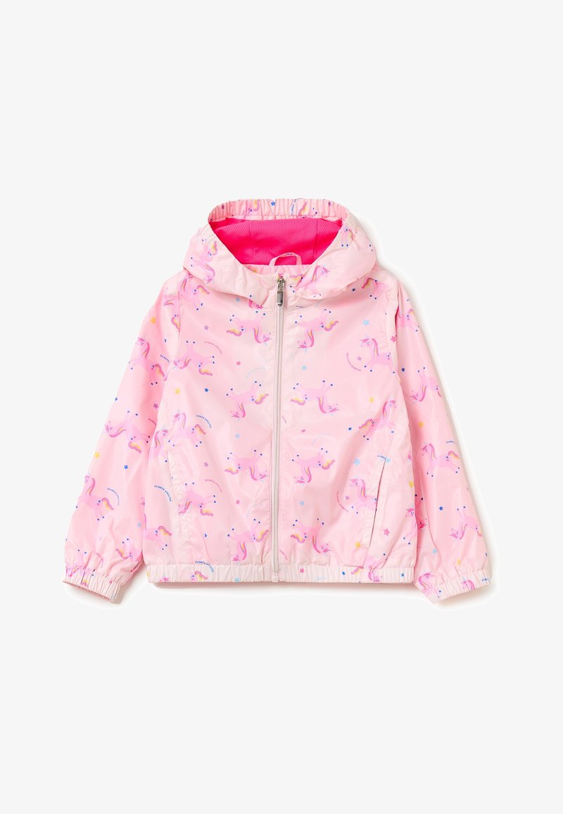 Chaqueta impermeable de color rosa claro, con cremallera frontal, puños elásticos y capucha, que presenta un patrón de unicornios y estrellas por toda la prenda.