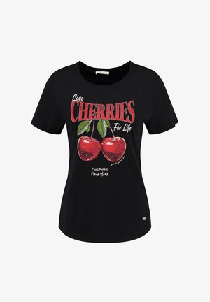 T-shirt in cotone nero con grafica di ciliegie e testo rosso "Amore per le ciliegie per sempre" e "Mercato della frutta New York." Collo rotondo, maniche corte.