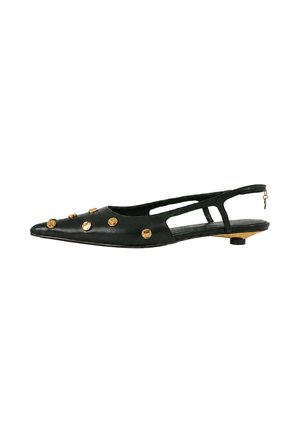 Zapato plano de cuero negro con tira trasera y puntera puntiaguda, decorado con tachuelas redondas doradas y un pequeño detalle dorado en el talón.