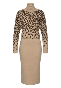 Abito a maglia beige con maniche lunghe, caratterizzato da una stampa animale leopardata nella parte superiore e un fondo beige uniforme. Design con colletto a dolcevita, silhouette aderente.