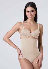 Body beige senza cuciture con tessuto morbido, coppe con stecche e design a vita alta per il supporto. Texture liscia, senza cuciture visibili.