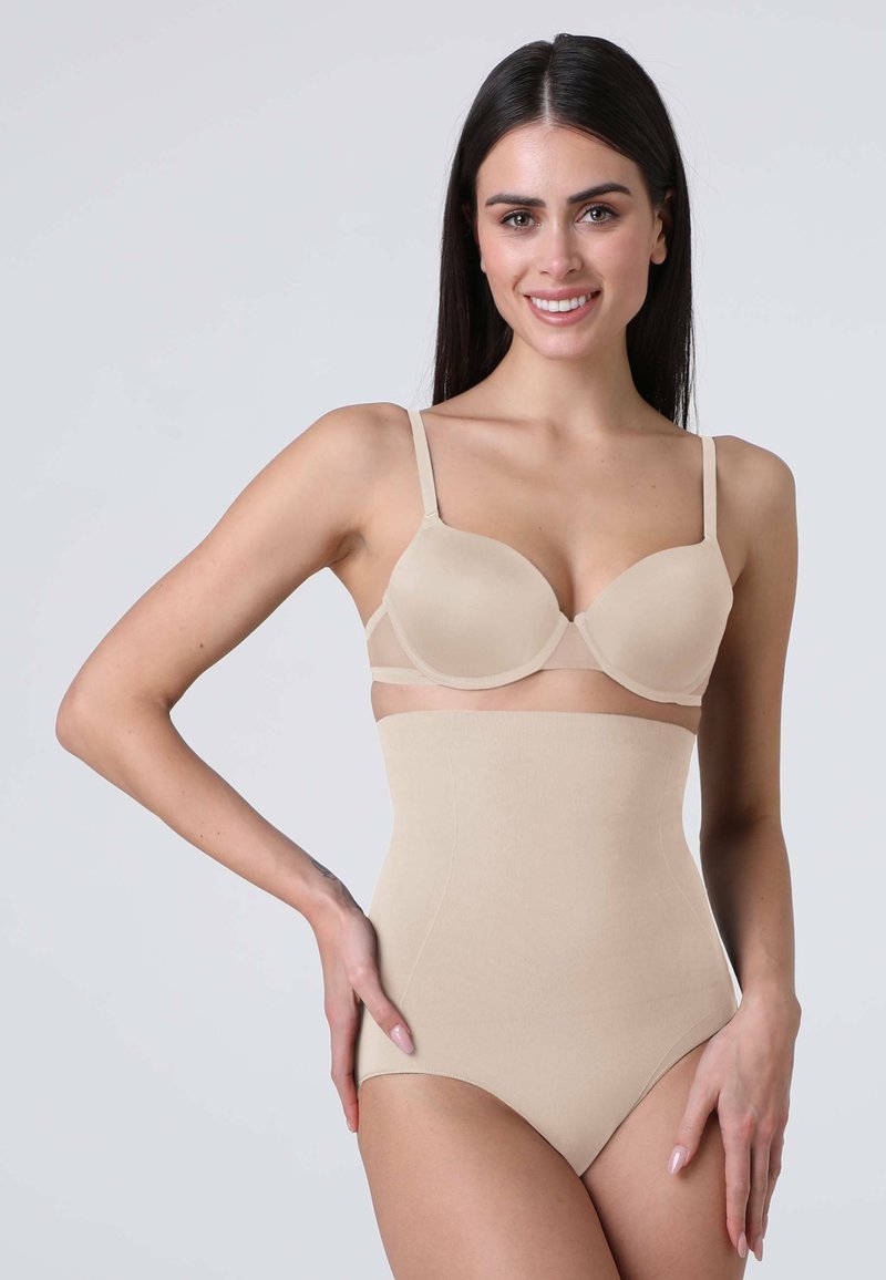 Body beige senza cuciture con tessuto morbido, coppe con stecche e design a vita alta per il supporto. Texture liscia, senza cuciture visibili.