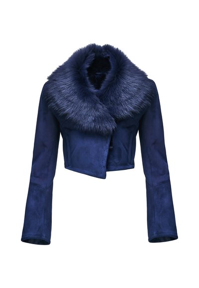 Veste courte bleu foncé à manches longues avec un grand col en fourrure duveteuse entourant l'encolure.