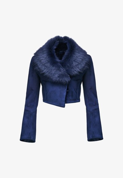 Veste courte bleu foncé à manches longues avec un grand col en fourrure duveteuse entourant l'encolure.