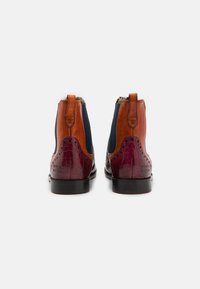 Stivaletti in pelle con texture miste: pelle liscia marrone, lati elasticizzati blu e dettagli in pelle stampata coccodrillo bordeaux. Suola nera robusta.