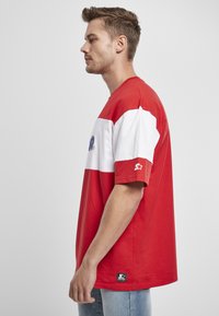 Rood en wit gekleurde blokkerende t-shirt, van katoen, korte mouwen, ronde hals, met een logo op de voorkant en een sterembleem op de mouw.