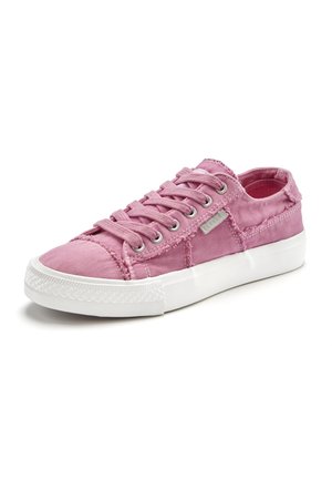 Rosa Leinwand-Sneaker mit niedrigem Schaft, weißer Gummisohle, Schnürung vorne und ausgefransten Nahtdetails.