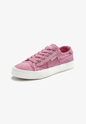 Rosa Leinwand-Sneaker mit niedrigem Schaft, weißer Gummisohle, Schnürung vorne und ausgefransten Nahtdetails.