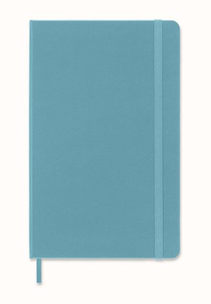 Quaderno azzurro chiaro chiuso con chiusura a fascia elastica e segnalibro a nastro su sfondo bianco.