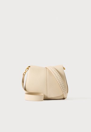 Béžová kožená crossbody taška s textúrou, uzáverom s chlopňou a nastaviteľným popruhom s malými perforovanými detailmi.