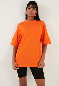 LELA LOOSE FIT - Jednoduché tričko - orange