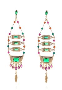Boucles d'oreilles dorées ornées de pierres précieuses vertes, roses et oranges, avec un design en couches et des accents pendants, y compris un détail en plume.