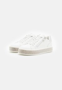 Białe skórzane sneakersy z teksturowaną, błyszczącą podeszwą platformową, z sznurówkami i bocznym zamkiem, co ułatwia zakładanie.