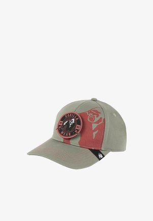 Groene honkbalpet met rode gorilla-afbeelding en ronde patch met "Gorilla Wear 1982" op het voorpaneel.