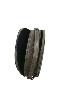 Borsa in ecopelle grigia testurizzata con motivo coccodrillo, dotata di chiusura con zip e un manico; l'interno è foderato in nero.