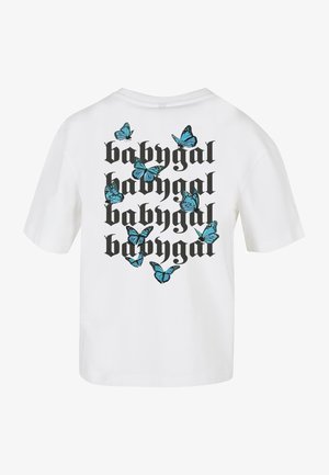 Balta marškinėliai su mėlyno drugelio grafika ir kartotinėmis „babygal“ užrašo raidėmis dideliu juodu gotikiniu šriftu nugaroje. Trumpomis rankovėmis, klasikinio kirpimo.