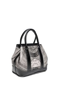 Borsa strutturata con manici e rifiniture in pelle nera, caratterizzata da un design stampato monocromatico dettagliato e accenti cuciti.
