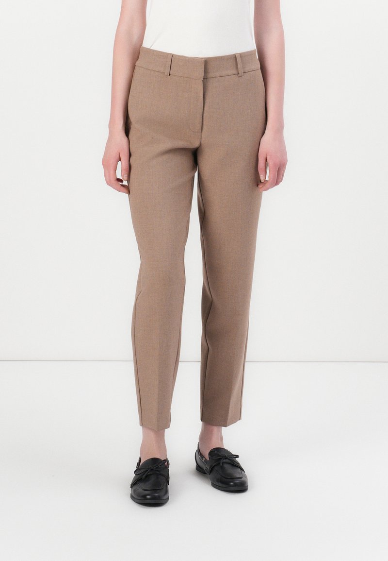 Hnědé kalhoty na míru se slim fit střihem, s plochým předním dílem, poutky na opasek a středním pasem. Hladká textura s jemným vzorem tkaní.