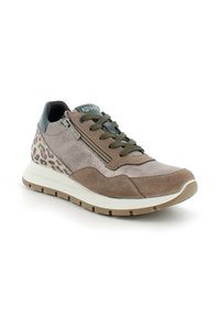 Zapatillas marrones y de estampado de leopardo con materiales texturizados, parte delantera con cordones, cremallera lateral y una suela media blanca. Presenta un acento de cuero verde.