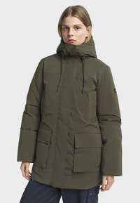 Zelená zateplená parka s vysokým golierom, nastaviteľnou šnúrkou a dvoma veľkými prednými vreckami. Má hladkú textúru a rovný strih.