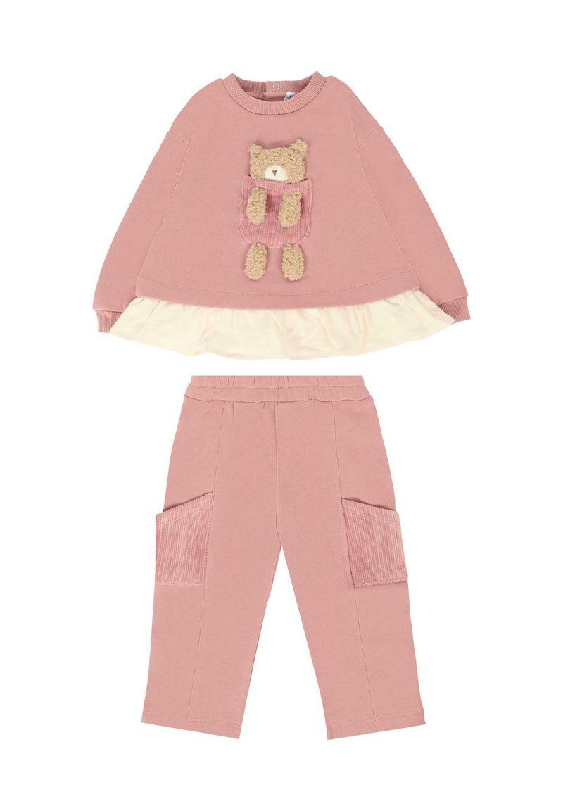 Roze sweatshirt met teddybeerontwerp en gelaagde ruches, gecombineerd met bijpassende roze broek met corduroy zakken. Zachte stoftextuur.
