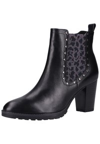 Botín negro con punta afilada, material de cuero, panel con estampado de leopardo texturizado, tachuelas decorativas en los laterales y tacón ancho.