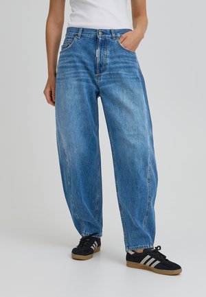 CAVI CURVED - Džínsy baggy - medium blue washed