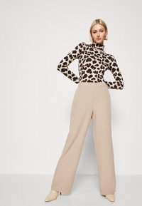 Pieces BOZZY HW WIDE PLAIN  - Hlače - silver mink