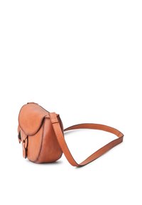 Bolso de hombro de cuero marrón claro con forma redondeada, cierre de solapa plana y correa ajustable. Presenta detalles de costura y un acento de hebilla en la parte delantera.