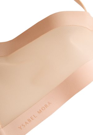 Sujetador sin costuras color nude con tela de malla y bandas elásticas suaves, con la marca Ysabel Mora en la banda inferior.