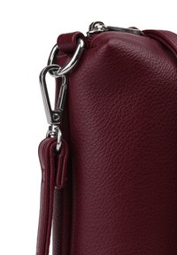 Burgundská kožená kabelka s texturovaným povrchem. Disponuje stříbrnými detaily a odnímatelným popruhem. Hladké zipové uzavření nahoře.