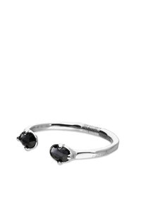 Pulsera brazalete de plata con dos detalles de cristal negro. Acabado liso y pulido con un diseño flexible y una sección torcida para facilitar su uso.