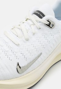 Nike Performance REACTX INFINITY  - Tenisice za cestovno trčanje - white/chrome/sail/coconut milk/team red/black