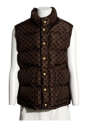 Veste matelassée noire sans manches avec motif marron répétitif et six boutons dorés sur le devant sur un buste de mannequin blanc.