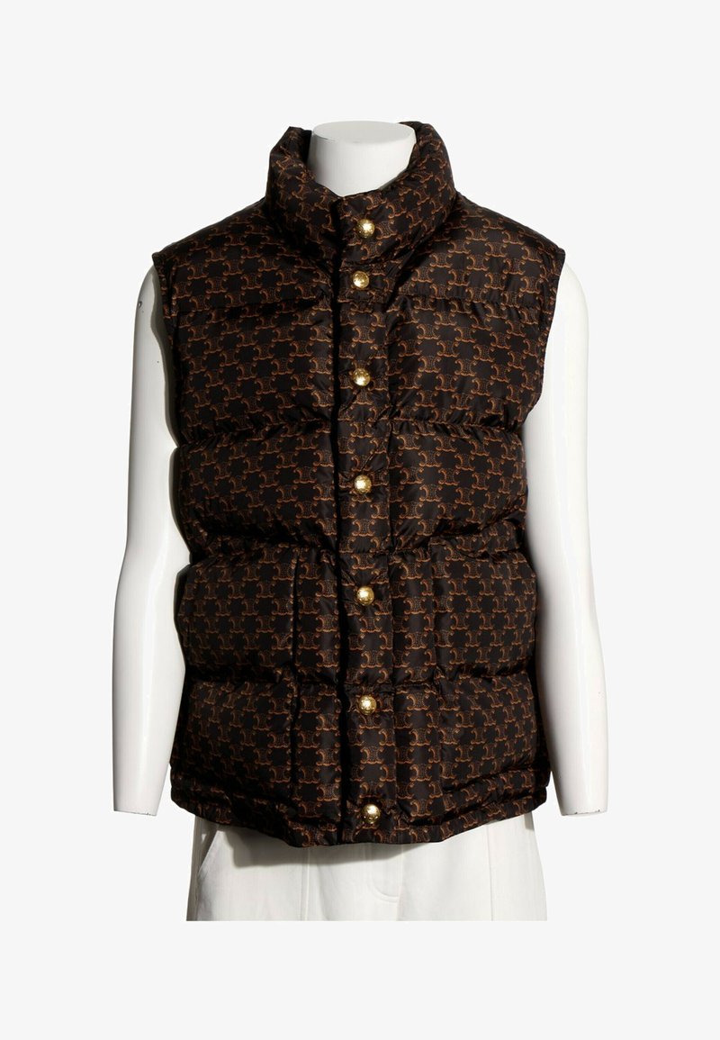 Veste matelassée noire sans manches avec motif marron répétitif et six boutons dorés sur le devant sur un buste de mannequin blanc.