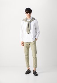 Lindbergh CROPPED PANTS - Trousers - olive