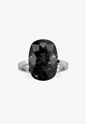 Anello con gemma nera a taglio ovale, montato su una fascia in argento lucido. La pietra presenta una superficie sfaccettata, che riflette la luce in diverse angolazioni.