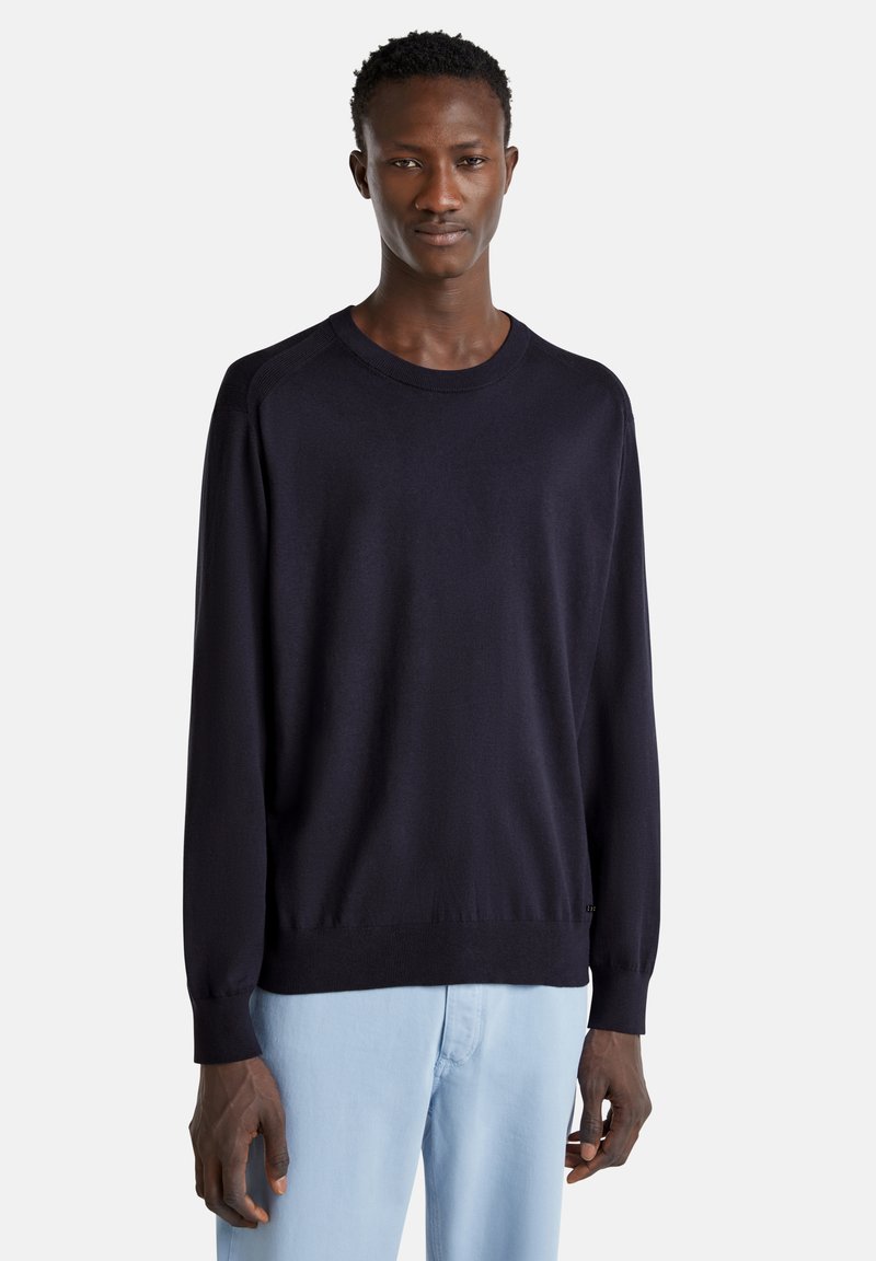 Pull en laine bleu marine avec des manches longues, col rond et poignets côtelés. Le design présente une coupe décontractée et une texture lisse.