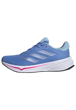 Zapatilla de correr de malla azul con cuello azul claro, suela blanca con acento rosa y tres franjas plateadas en el lateral.