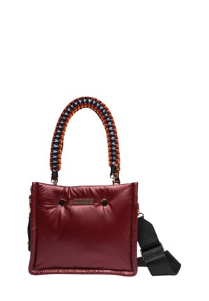 Bordeaux puffy handtas met een gevlochten, meerkleurig handvat, een voorke pocket met decoratieve hardware, en een afneembare zwarte schouderriem.