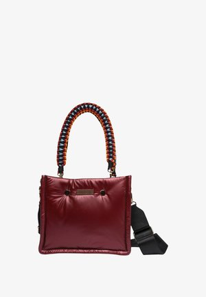 Bordeaux puffy handtas met een gevlochten, meerkleurig handvat, een voorke pocket met decoratieve hardware, en een afneembare zwarte schouderriem.