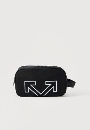 Estuche rectangular negro con cremallera, correa lateral y un gran diseño de doble flecha con contorno blanco en la parte delantera.