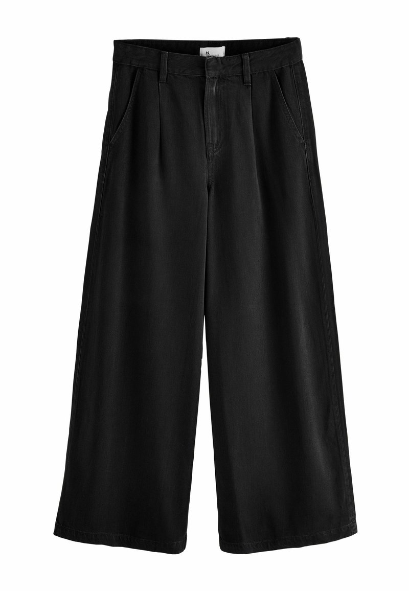 Pantalon noir à jambes larges avec plis devant, poches latérales, passants pour ceinture et fermeture éclair.