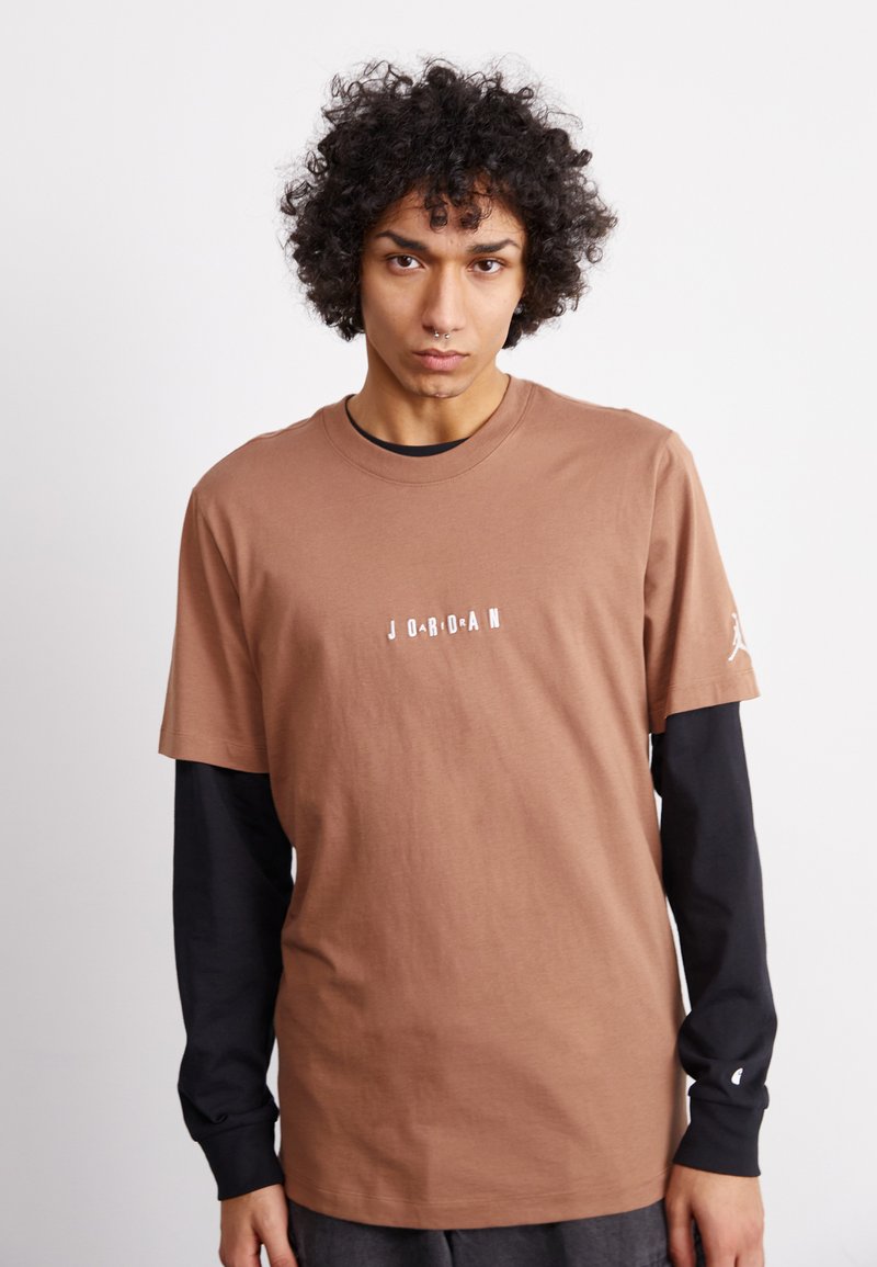 Jordan AIR CREW - Marškinėliai su spaudiniu - archaeo brown/white