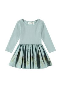 Långärmad babydress i ljusblått, med en åtsittande överdel och en utsvängd, rynkad kjol med katttryck på den nedre delen.