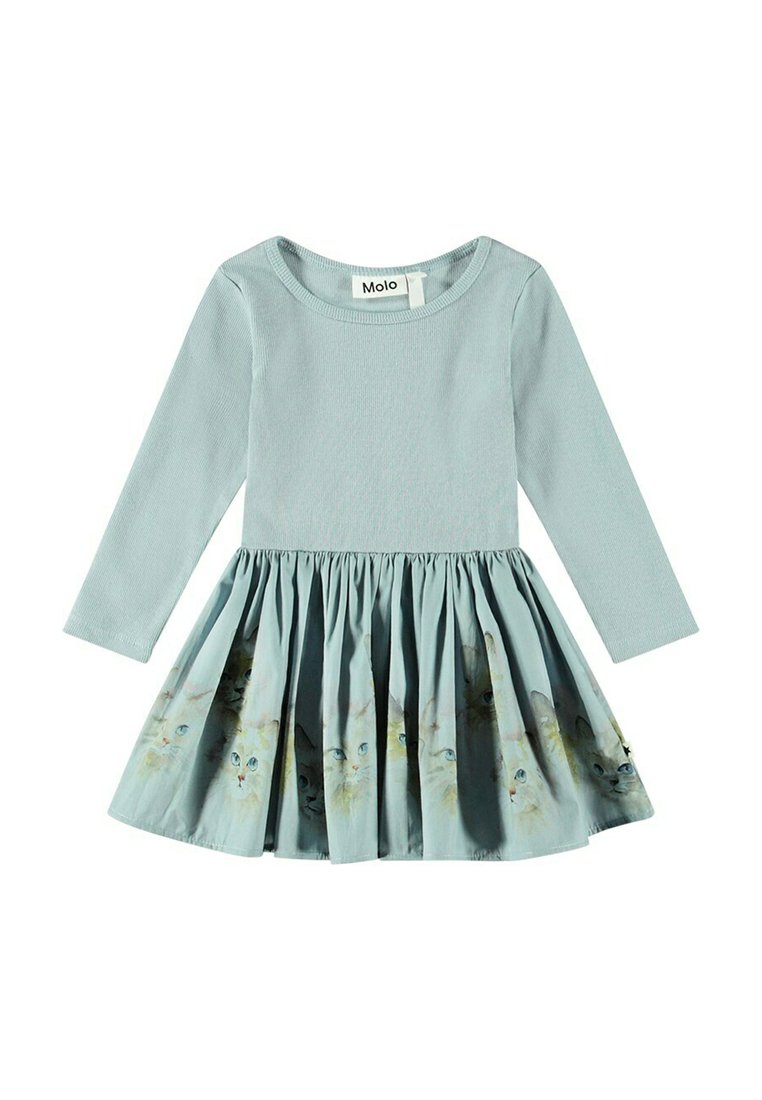 Långärmad babydress i ljusblått, med en åtsittande överdel och en utsvängd, rynkad kjol med katttryck på den nedre delen.